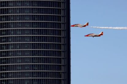 Dos aviones de la Patrulla Águila del Ejército del Aire sobrevuelan la ciudad de Madrid, como ensayo del desfile del Día de la Fiesta Nacional de este 12 de octubre.