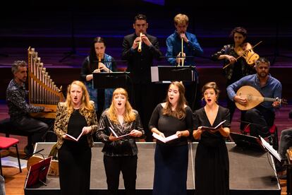 Cantantes e instrumentistas del Sollazzo Ensemble durante su concierto del sábado por la tarde en la sala grande del Vredenburg.