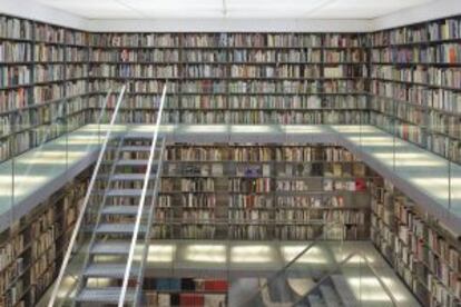 Interior de la biblioteca del Van Abbemuseum, obra del arquitecto Abel Cahen.