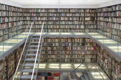 Interior de la biblioteca del Van Abbemuseum, obra del arquitecto Abel Cahen. 