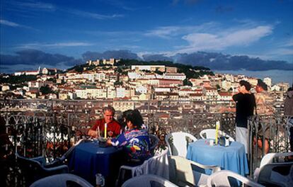 El mirador del restaurante situado en el elevador de Santa Justa ofrece vistas del castillo de San Jorge. Durante las fiestas del 12 al 30 de junio la ciudad bulle, especialmente en el cercano barrio de Alfama.