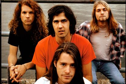 La formación completa de Nirvana en los primeros meses del grupo.