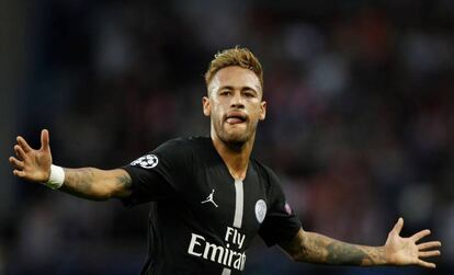 Neymar celebra el gol que abrió la goleada del PSG.