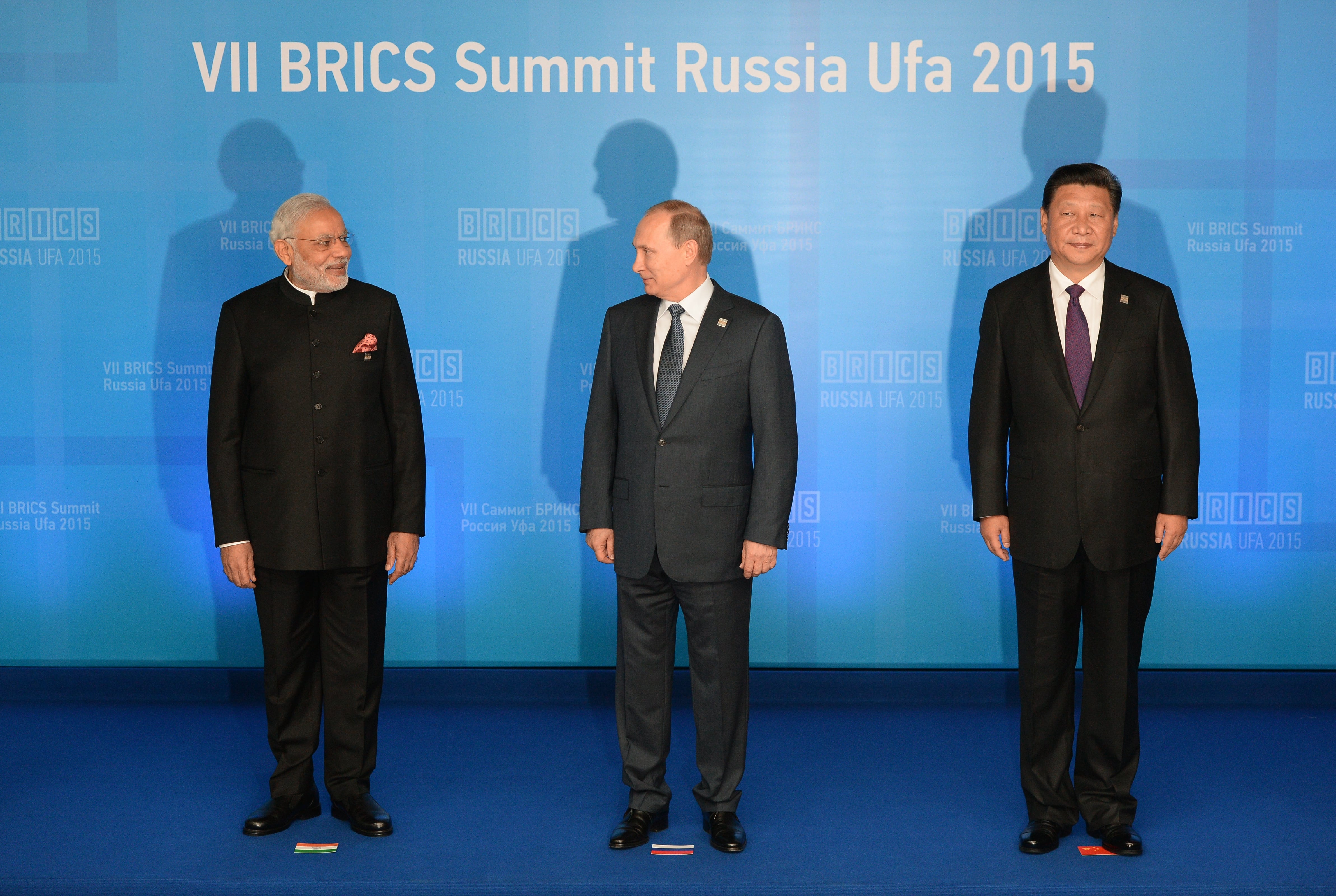De izquierda a derecha, Narendra Modi, Vladimir Putin y Xi Jinping, en una reunión de los países BRICS en Ufa (Rusia), en 2015.