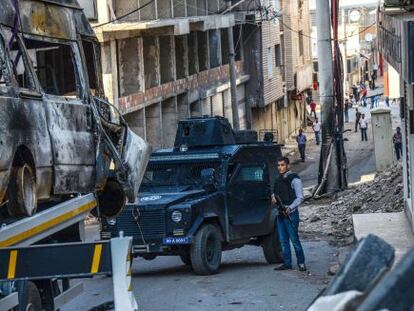 Imagen de Silvan, en el distrito de Diyarbakir (Turqu&iacute;a), tras un enfrentamiento entre polic&iacute;as y militantes del PKK, el 5 de octubre de 2015. 
 