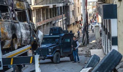 Imagen de Silvan, en el distrito de Diyarbakir (Turqu&iacute;a), tras un enfrentamiento entre polic&iacute;as y militantes del PKK, el 5 de octubre de 2015. 
 