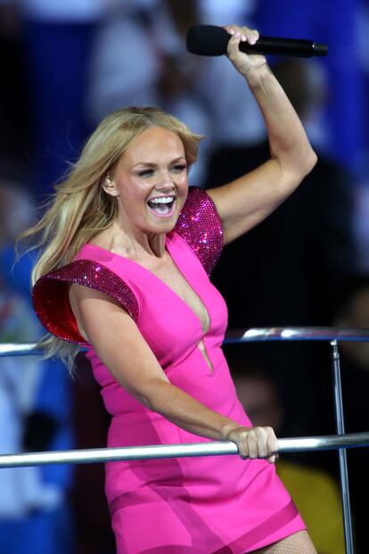 Emma Bunton, conocida como Baby Spice, no quiso tampoco renunciar al rosa, su color fetiche. Eso sí, para la ceremonia de clausura lo llevó en su versión más glamourosa: en forma de mini vestido fucsia con detalles de lentejuelas en los hombros.