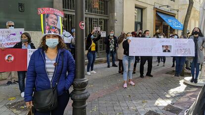 Colombianos frente a Embajada de Colombia en Madrid protestan por el posible nombramiento del exfiscal Néstor Humberto Martínez.