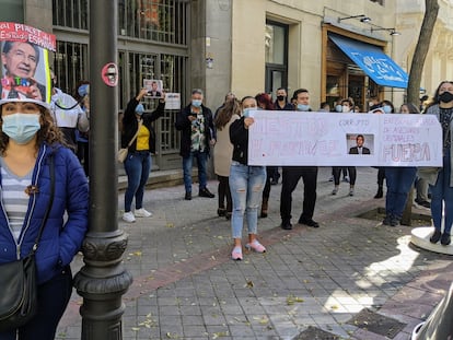 Colombianos frente a Embajada de Colombia en Madrid protestan por el posible nombramiento del exfiscal Néstor Humberto Martínez.