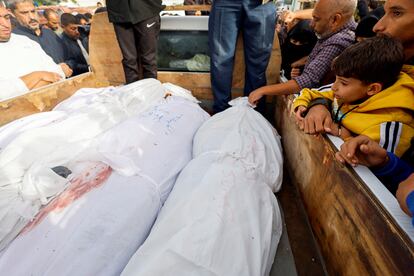 Varios cadáveres permanecen en la morgue del hospital de Nasser rodeados de familiares y amigos, este domingo en Jan Yunis. 