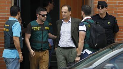 Uno de los detenidos por la Guardia Civil durante el registro de la empresa CHAVSA dentro de la operación Cirena.
