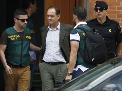 Uno de los detenidos por la Guardia Civil durante el registro de la empresa CHAVSA dentro de la operaci&oacute;n Cirena.
 