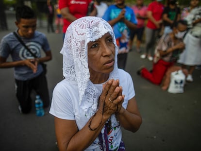 Una mujer participa en el Vía Crucis de Managua, en marzo de 2023.