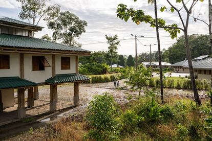 El proyecto Comunidad del Milenio ha aportado un nuevo aspecto a Dureno. Se han construido cabañas de hormigón, carreteras e incluso una escuela. El pueblo está equipado con una instalación de iluminación y cisternas de agua; por tales servicios, electricidad y agua potable, la comunidad paga impuestos, Dureno, provincia de Sucumbíos, Ecuador.