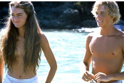 Verano azul

Brooke Shields y Christopher Atkins (El lago azul, Randal Kleiser, 1980)
Abandonados a su suerte en los Mares del Sur, Brooke Shields y Christopher Atkins demostraron sus artes y creatividad a la hora de vestirse y confeccionarse una colección de estilizados taparrabos con todo aquello que tenían al alcance de sus manos.