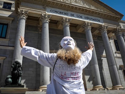 Una doctora frente al Congreso de los Diputados durante la manifestación de los médicos madrileños por la defensa de la salud pública, el 15 de febrero.