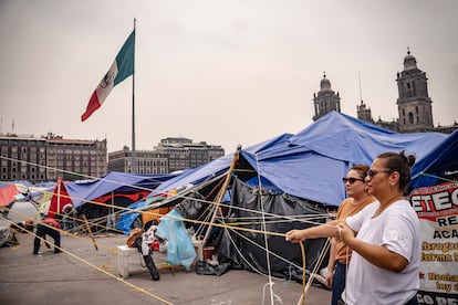 Maestros de la CNTE en el Zócalo capitalino de Ciudad de México, el 3 de junio de 2025.