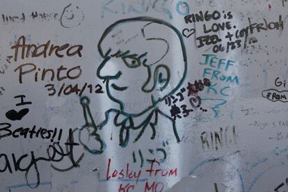 Grafiti en la fachada de la casa en la que nació Ringo Starr en Madryn Street, Liverpool.