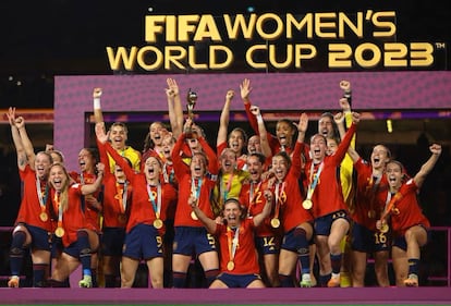 Las jugadoras de la selección española levantan el título de campeonas del mundo, ayer en Sídney (Australia).