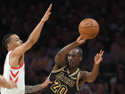 Andre Ingram, con el balón, ante Gerald Green.