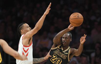 Andre Ingram, con el balón, ante Gerald Green.