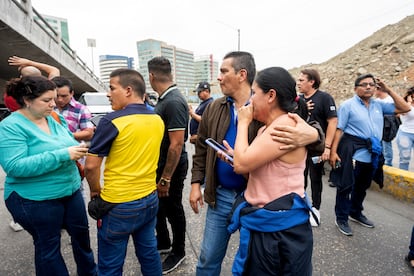 Trabajadores del canal de televisión TC evacúan las instalaciones luego del ataque.