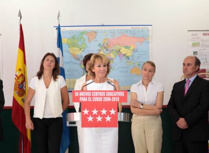 La presidente de la Comunidad de Madrid, Esperanza Aguirre, en la inauguración esta mañana del Instituto Francisco Umbral, en Ciempozuelos.