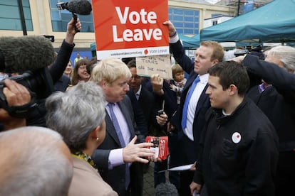 El ex alcalde de Londres, Boris Johnson, se dirige a un seguidor en el bus de campaña a favor de la salida del euro.