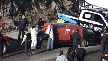 Peritos y policías trabajan en el sitio donde fueron encontrados los restos humanos, en una imagen difundida en redes sociales.