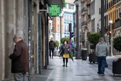 Aspecto de la calle Reyes Católicos de Granada semivacía este lunes, tras el decreto de alarma por el coronavirus.