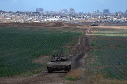 Un tanque del ejercito israelí abandona la Franja de Gaza, el 6 de mayo.