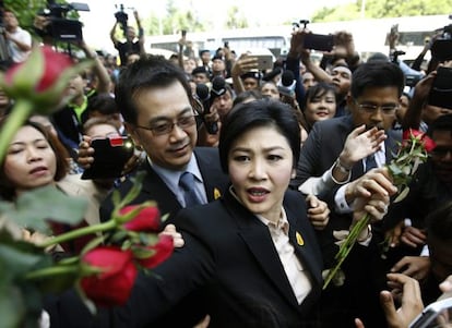 Yingluck Shinawatra recibe flores de seguidores a su salida del Tribunal Supremo, este martes en Bangkok.
