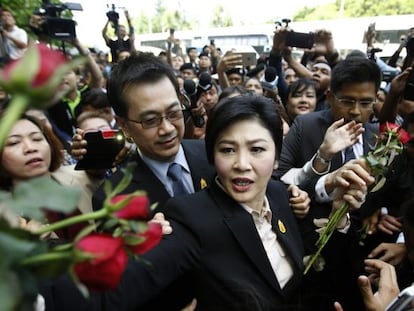 Yingluck Shinawatra recibe flores de seguidores a su salida del Tribunal Supremo, este martes en Bangkok.