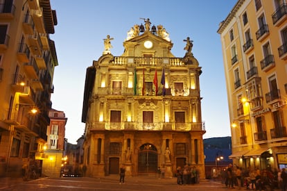 En la plaza Consistorial destaca la fachada barroca del Ayuntamiento, desde cuyos balcones se lanza el 'chupinazo'.