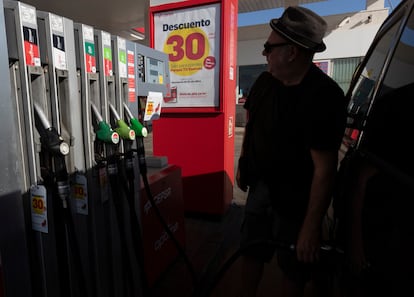 Un hombre reposta en una gasolinera de Zaragoza, a principios de agosto.