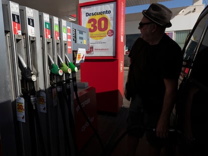 Un hombre reposta en una gasolinera de Zaragoza, este jueves.