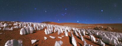 formaciones orientadas hacia el Sol en el desierto de Atacama, Chile.