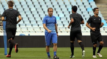 Jagoba Arrasate junto a los jugadores hoy durante el entrenamiento.