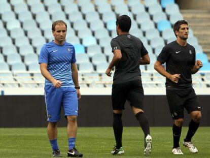 Jagoba Arrasate junto a los jugadores hoy durante el entrenamiento.