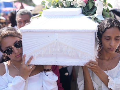 Familiares cargan el ataúd que contiene los restos de Camila, en Taxco, el 29 de marzo de 2024.