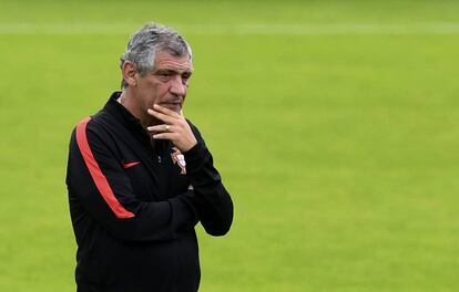 El seleccionador de Portugal, Fernando Santos, en un entrenamiento.