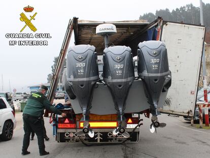 La Guardia Civil traslada la planeadora incautada en Vilaboa (Pontevedra) el pasado febrero.