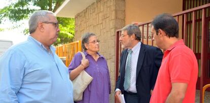 Jaime Lissavetzky, a las puertas del colegio Antonio Machado de Carabanchel.
