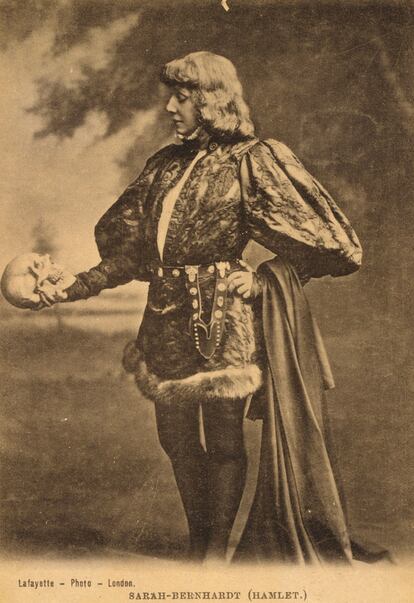 Sarah Bernhardt caracterizada como Hamlet en una fotografía de 1899.