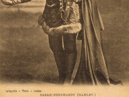 Sarah Bernhardt caracterizada como Hamlet en una fotografía de 1899.