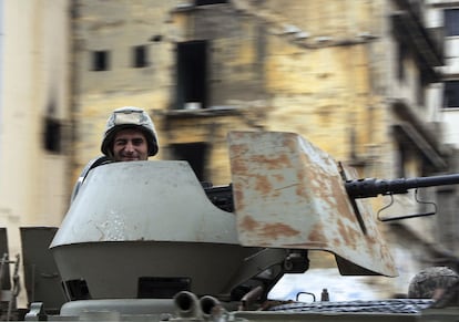 Un soldado liban&eacute;s patrulla en un tanque por las calles de Tr&iacute;poli, en el norte del L&iacute;bano. La calma se ha restablecido en Tr&iacute;poli, donde se ha desplegado el Ej&eacute;rcito para acabar con los enfrentamientos que han causado en cuatro d&iacute;as doce muertos y m&aacute;s de cien heridos.