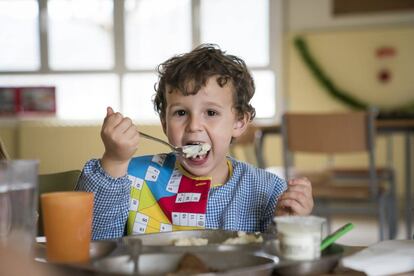 Un niño come en el comedor de la escuela rural de Organyà (Alt Urgell).