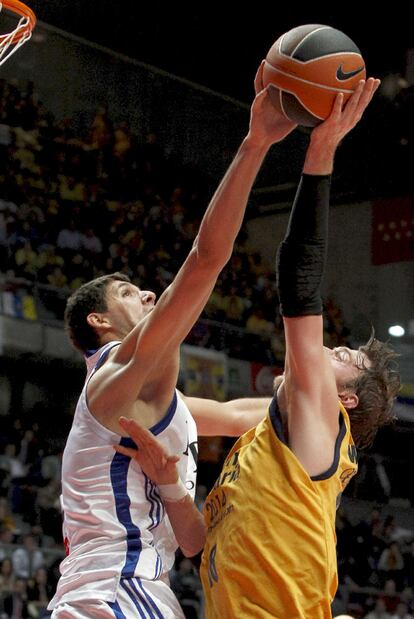 Mirotic tapona un lanzamiento  de Wallace, del Gran Canaria.