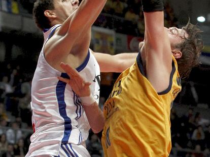 Mirotic tapona un lanzamiento de Wallace, del Gran Canaria.