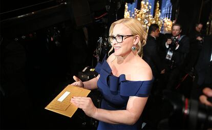 Patricia Arquette se prepara en el 'backstage' de los Oscars para dar uno de los premios.